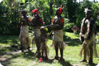Danceur du Vanuatu en préparation de danse de bienvenue